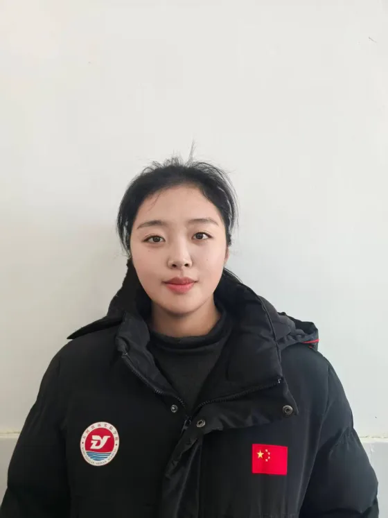 徐淑颖身穿黑色运动队服的运动员时期照片