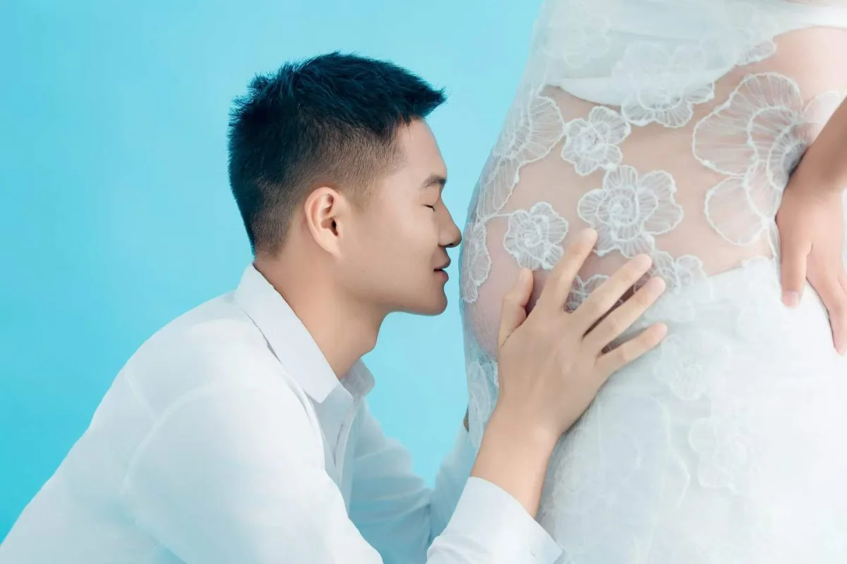 李国荣轻靠徐淑颖的孕肚，听宝宝的动静