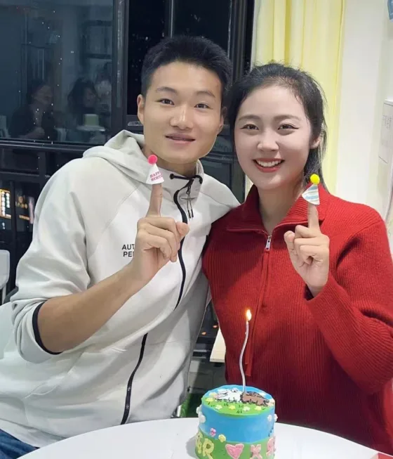 徐淑颖与李国荣在生日蛋糕前开心合影