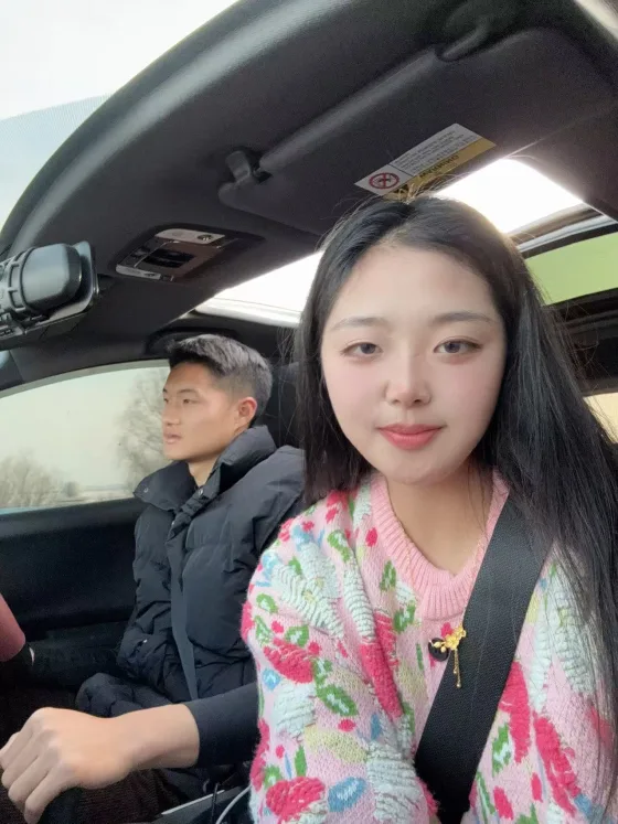 徐淑颖与李国荣坐在车内的日常合影