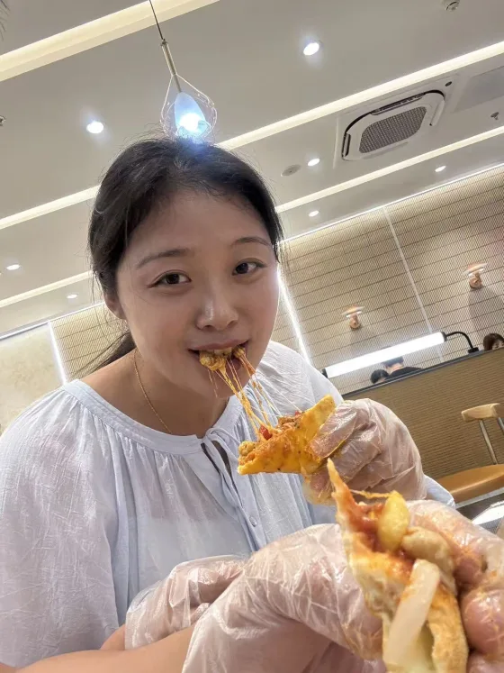 徐淑颖开心大口吃饭的生活照片