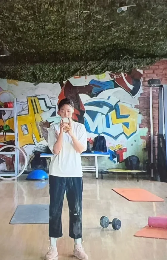 徐淑颖在健身房镜子前记录训练日常