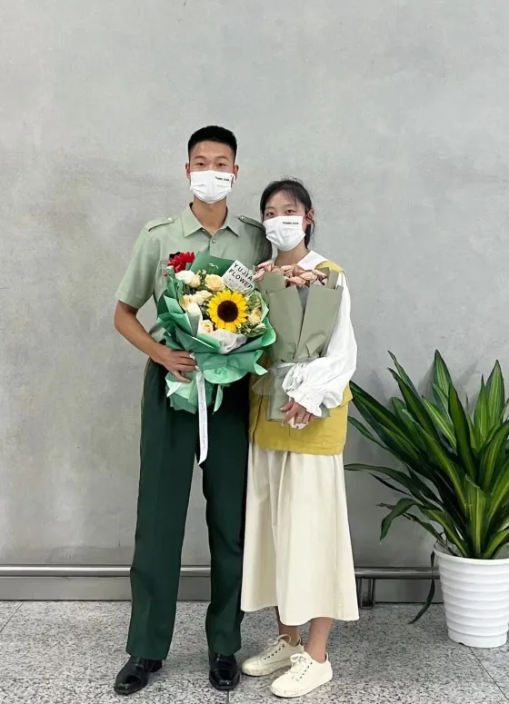 李国荣退伍时与徐淑颖手捧鲜花合影