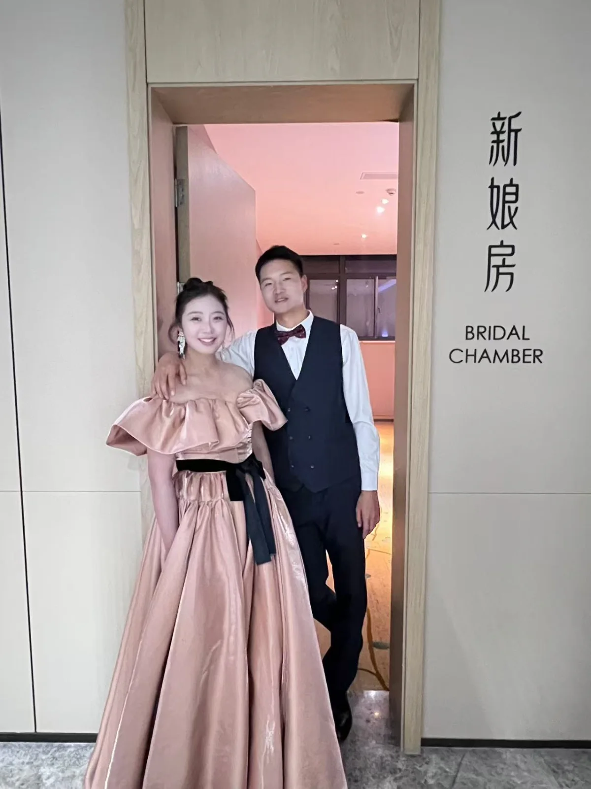 徐淑颖和李国荣在婚礼新娘房门前合影